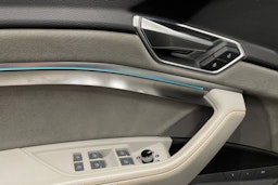 sininen Audi e-tron 2022 kuva 28.