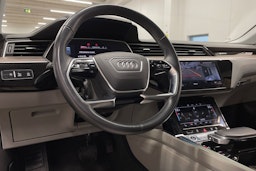 sininen Audi e-tron 2022 kuva 29.