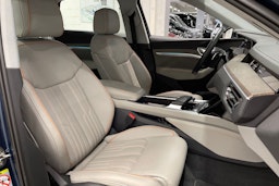 sininen Audi e-tron 2022 kuva 30.