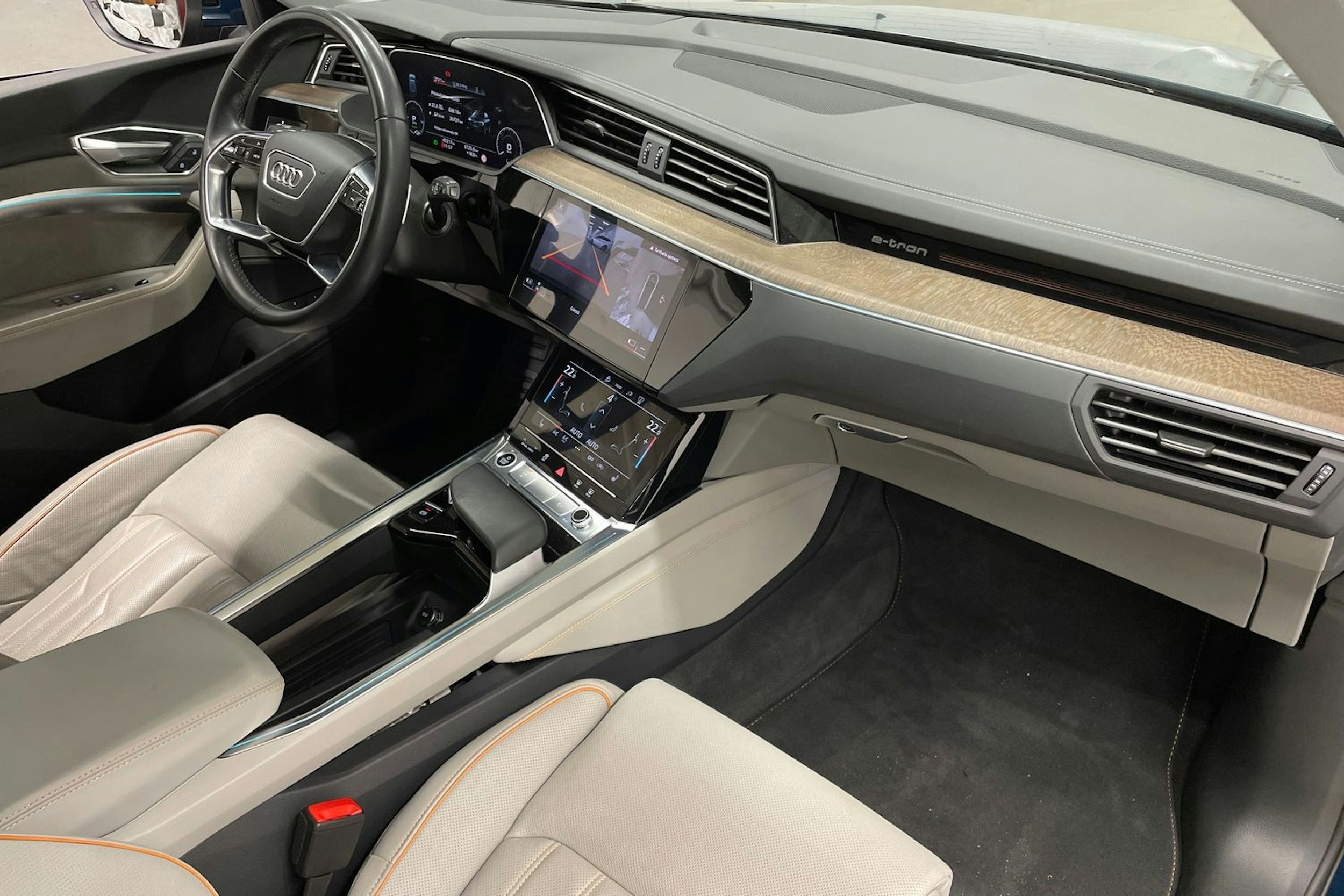 sininen Audi e-tron 2022 kuva 31.