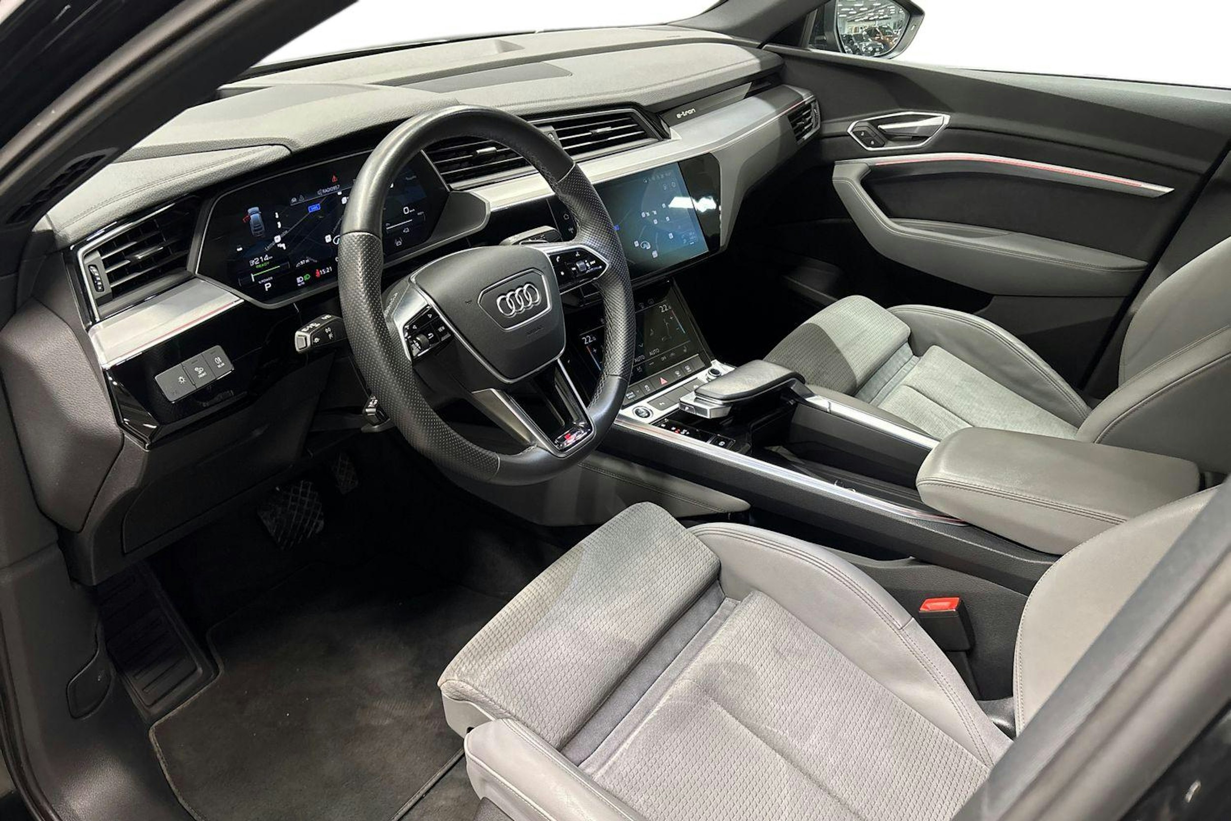 Musta Audi e-tron 2022 kuva 7.