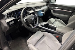 Musta Audi e-tron 2022 kuva 7.