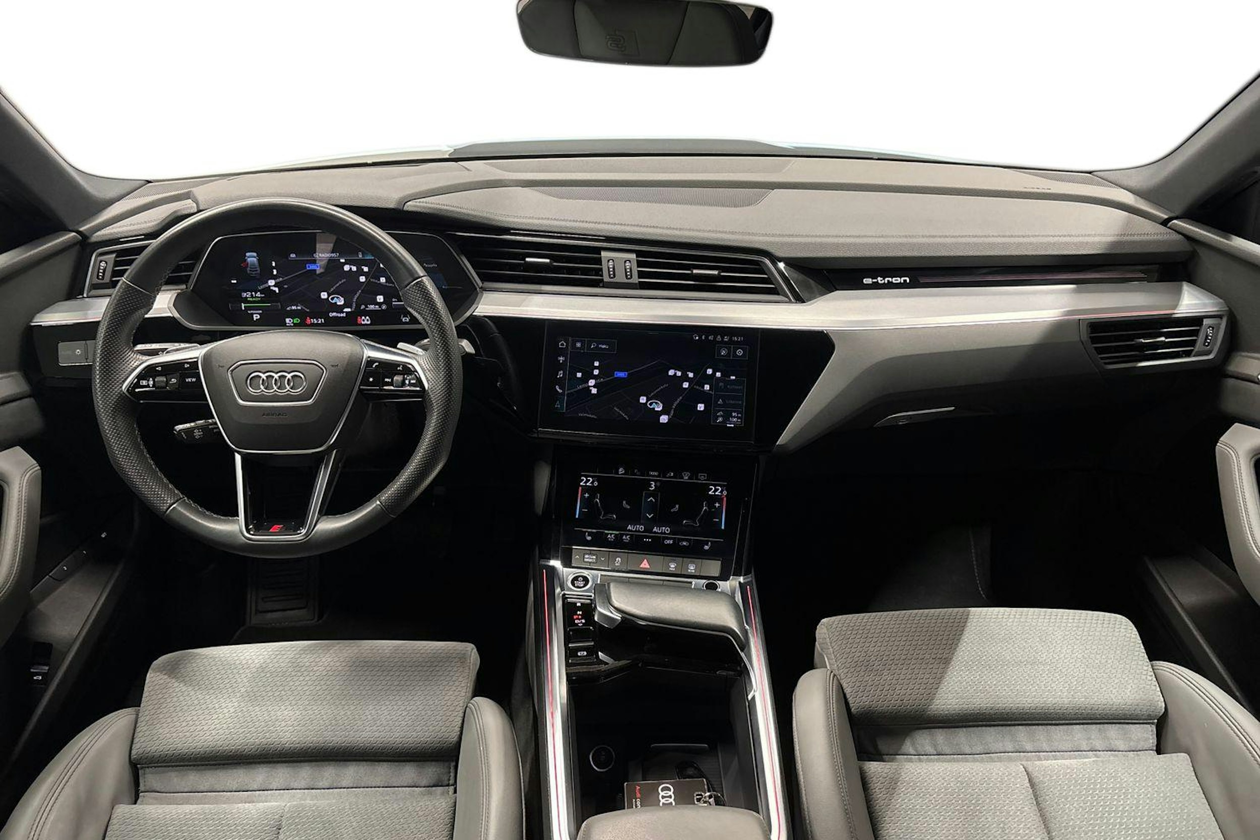 Musta Audi e-tron 2022 kuva 9.