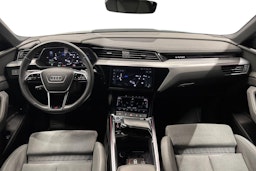 Musta Audi e-tron 2022 kuva 9.