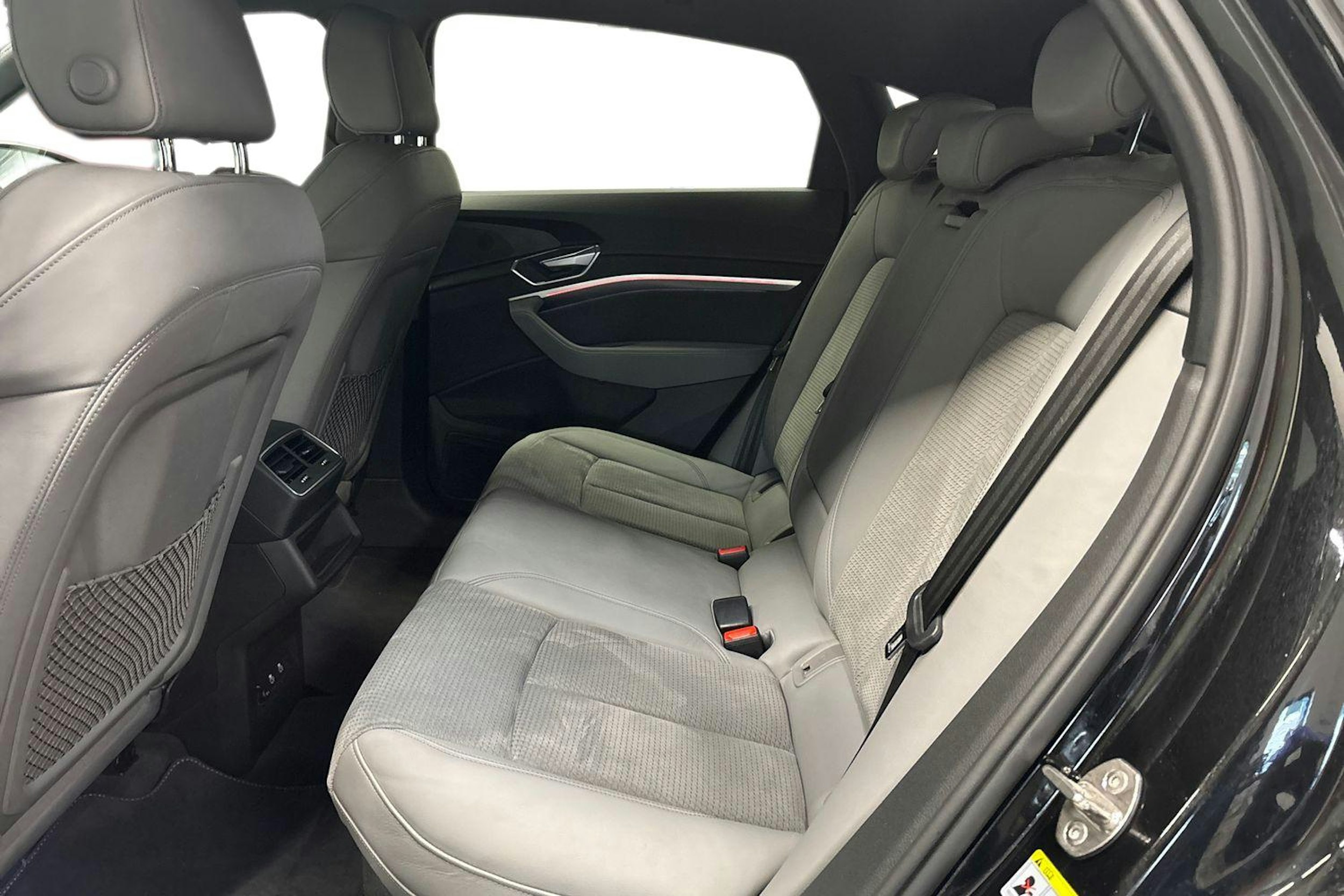 Musta Audi e-tron 2022 kuva 10.