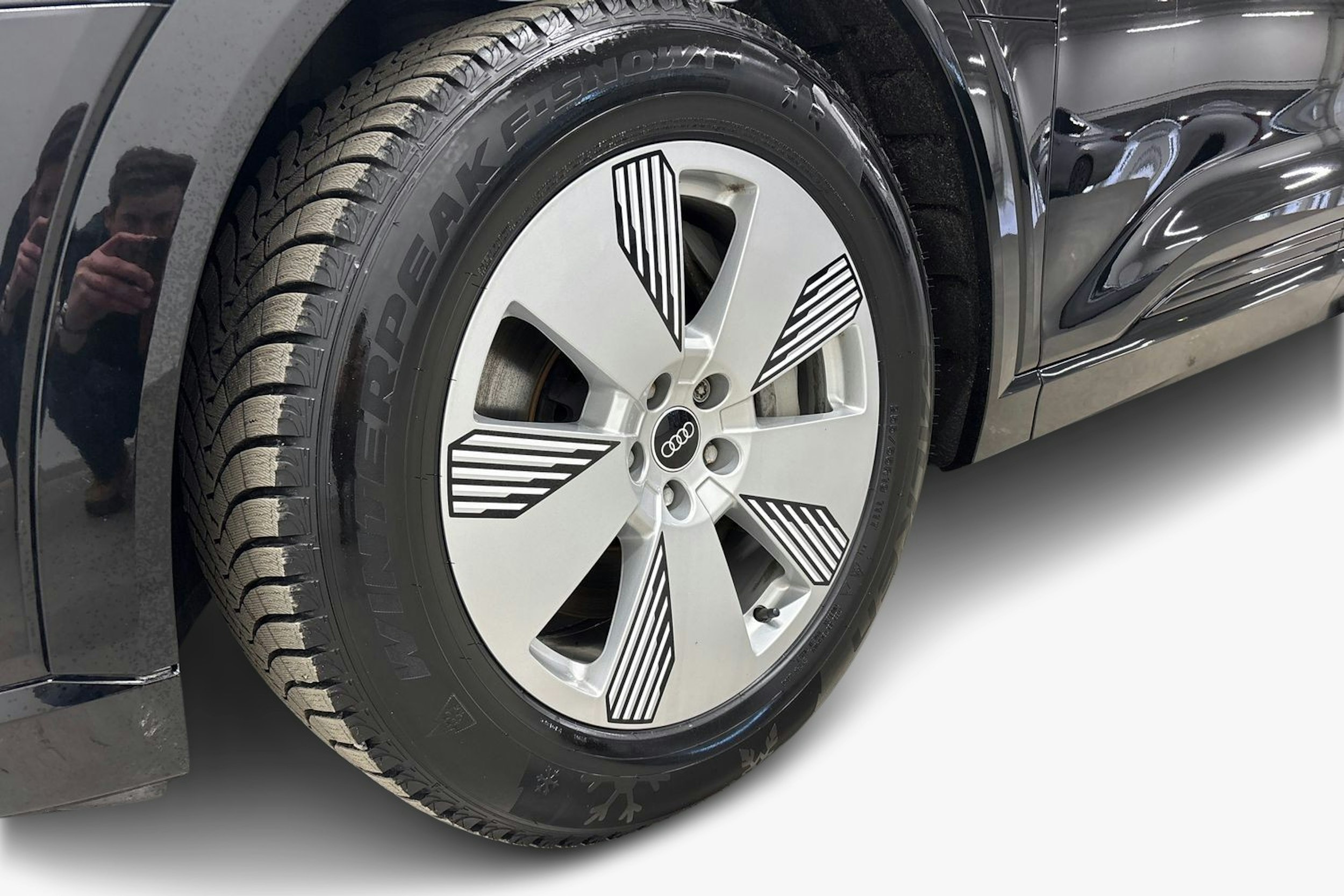 Musta Audi e-tron 2022 kuva 11.