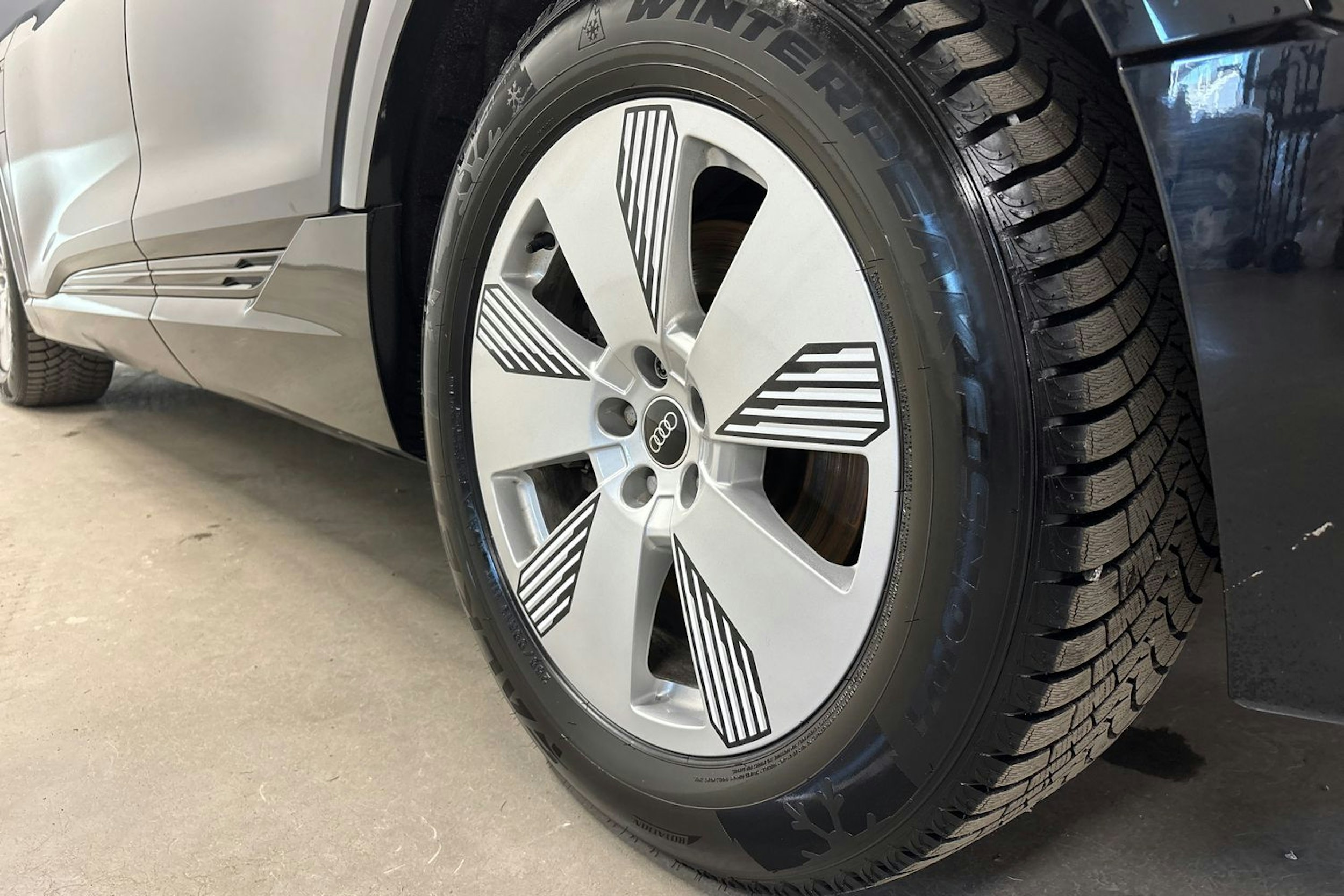 Musta Audi e-tron 2022 kuva 12.