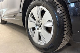 Musta Audi e-tron 2022 kuva 12.