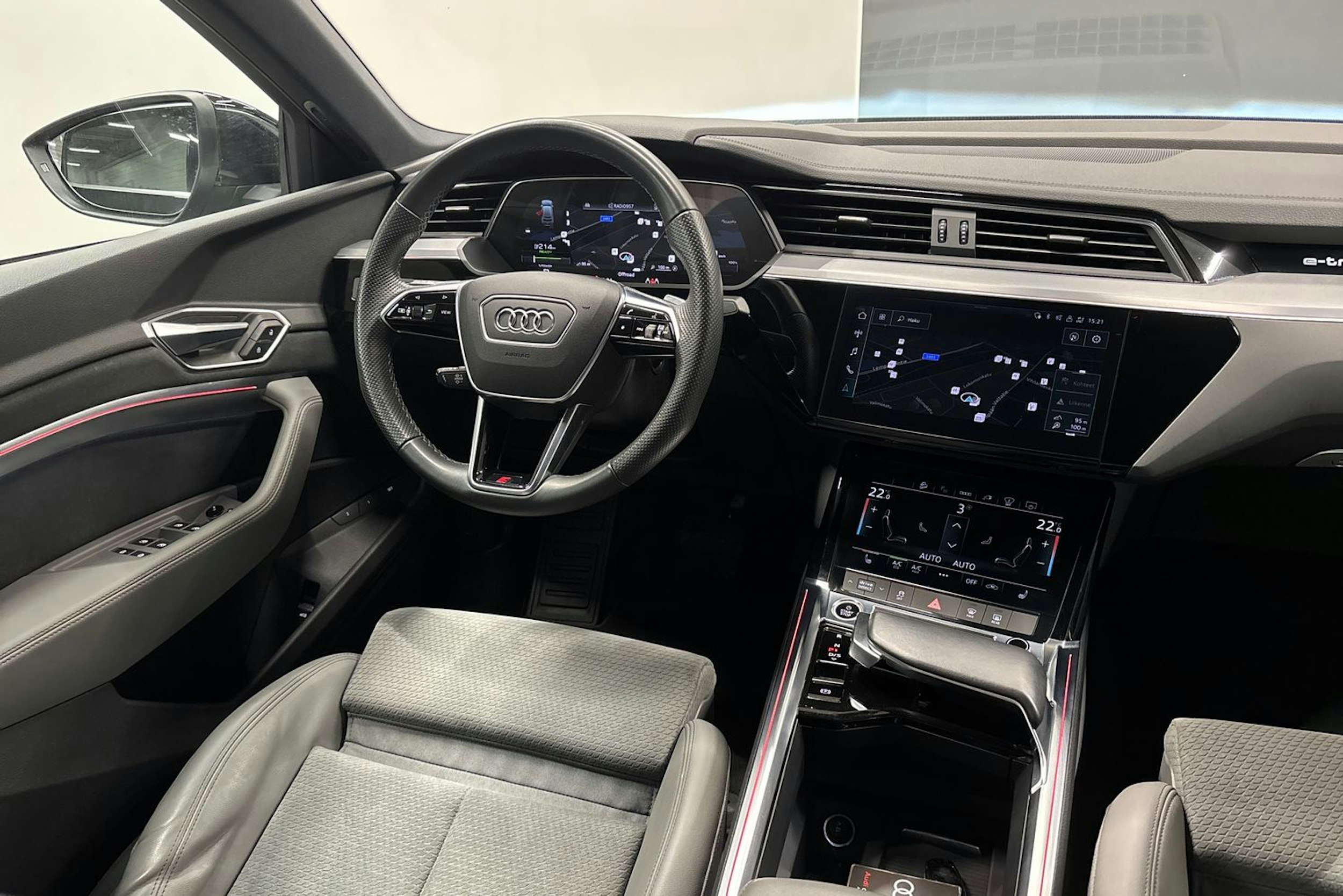 Musta Audi e-tron 2022 kuva 13.