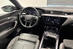 Musta Audi e-tron 2022 kuva 13.
