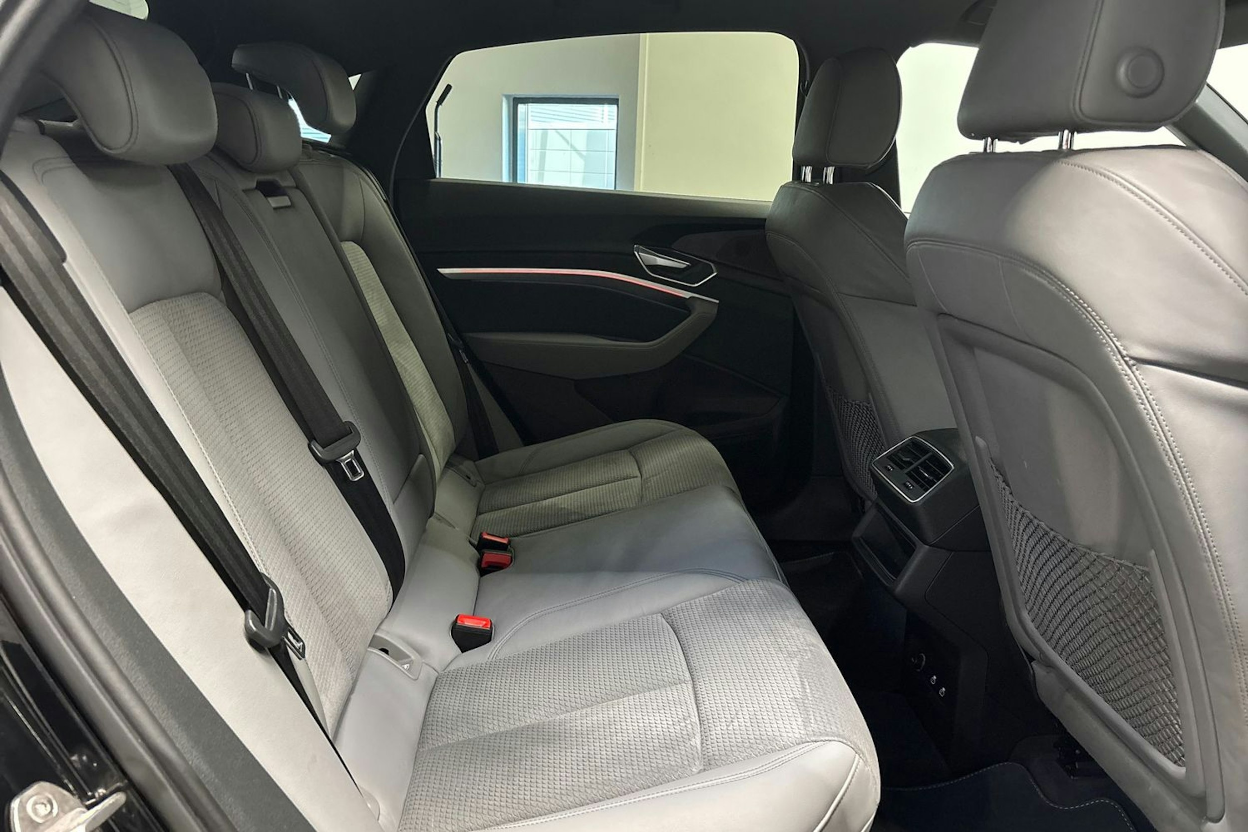 Musta Audi e-tron 2022 kuva 14.