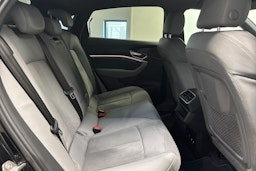 Musta Audi e-tron 2022 kuva 14.