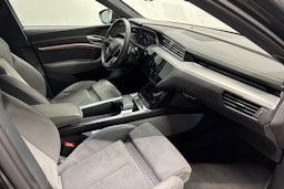 Musta Audi e-tron 2022 kuva 15.