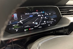 Musta Audi e-tron 2022 kuva 18.