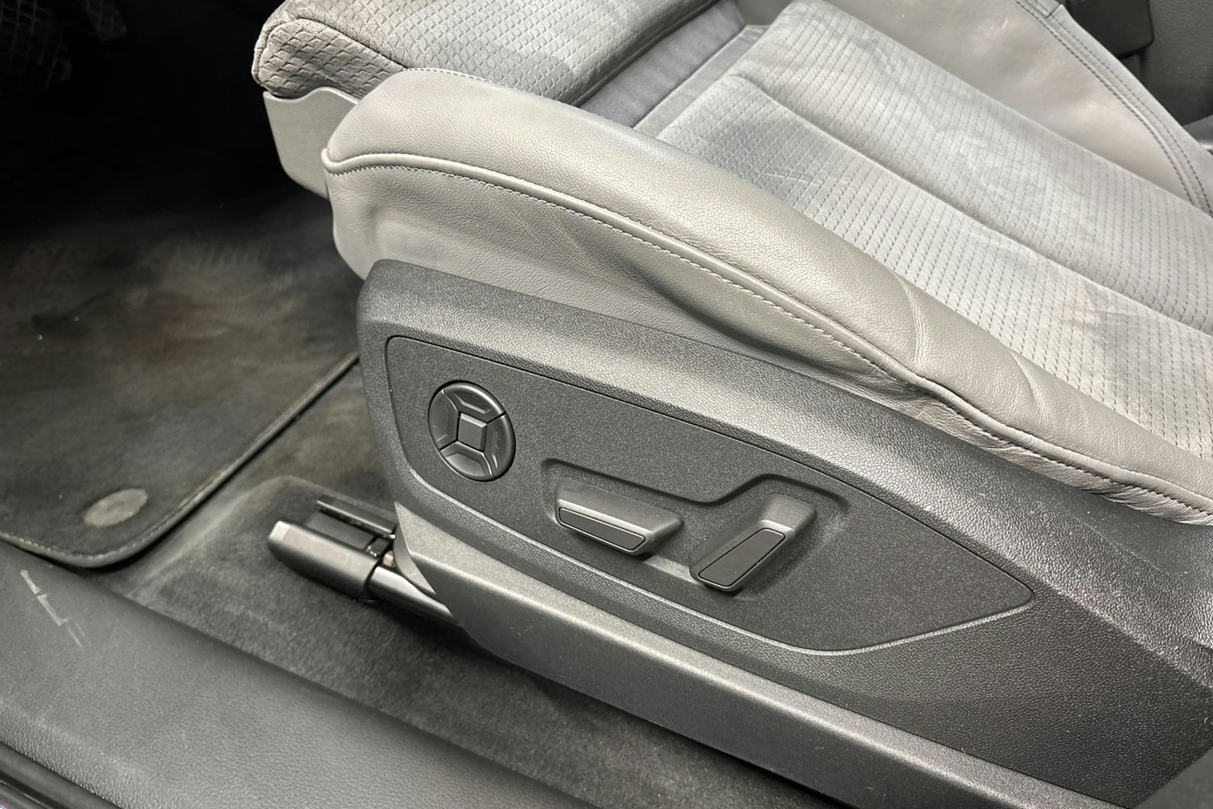 Musta Audi e-tron 2022 kuva 22.