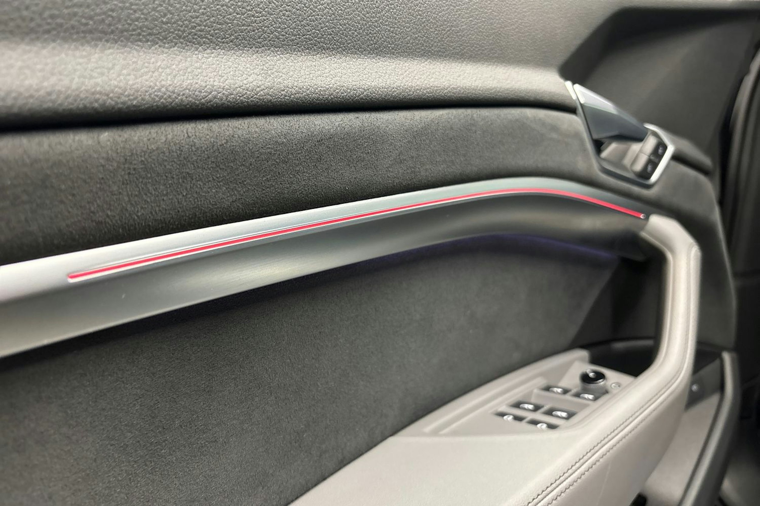 Musta Audi e-tron 2022 kuva 24.