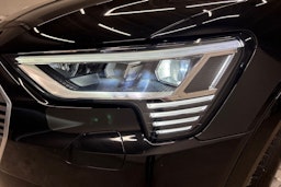 Musta Audi e-tron 2022 kuva 26.