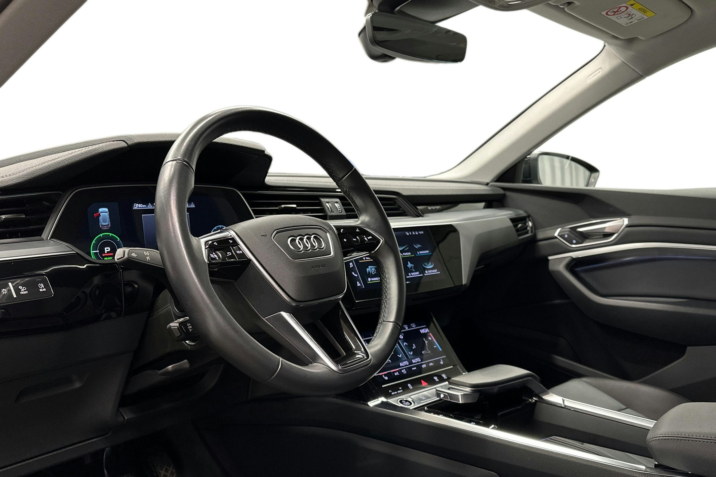 musta Audi e-tron 2022 kuva 6.