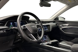 musta Audi e-tron 2022 kuva 6.