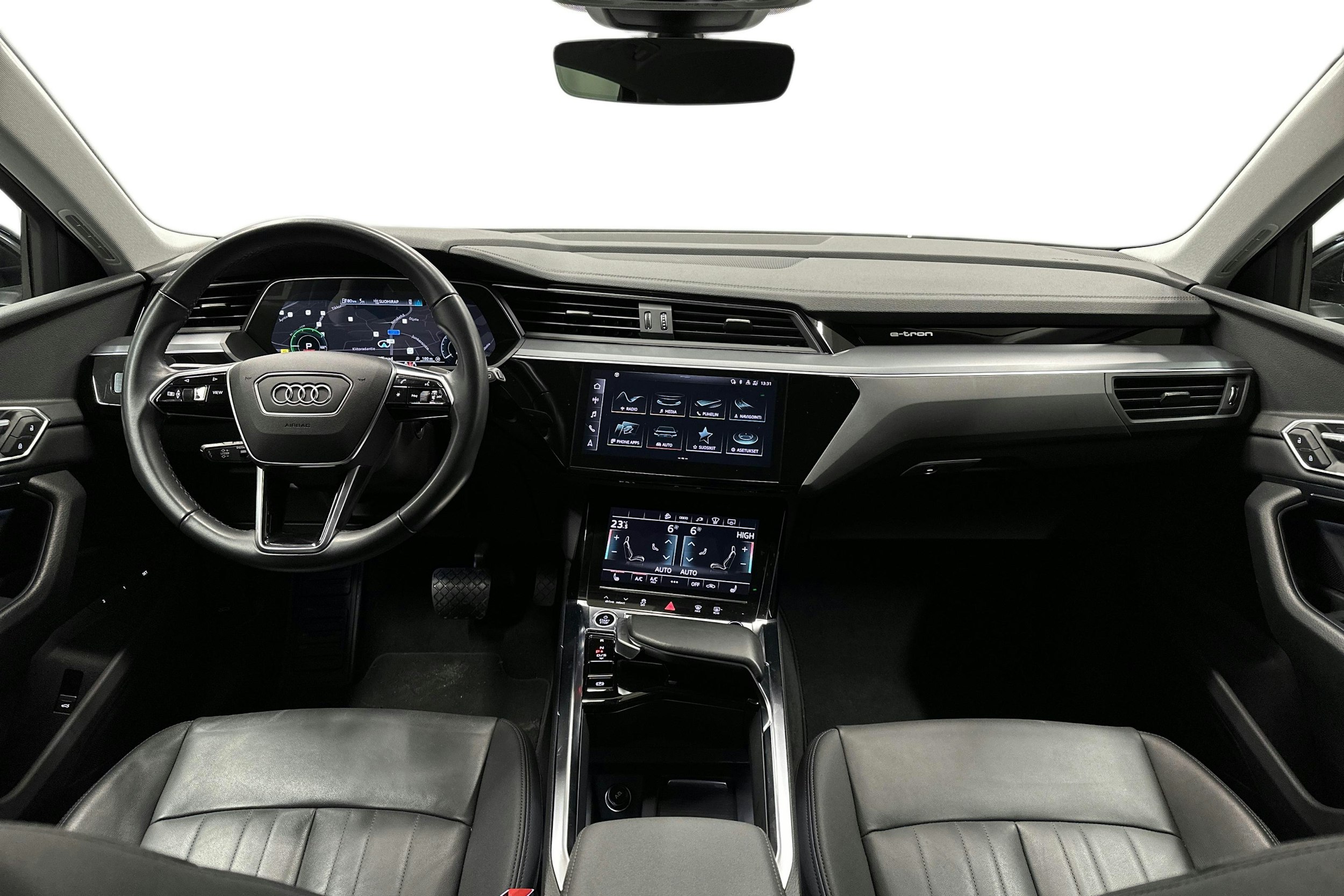 musta Audi e-tron 2022 kuva 7.