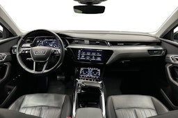 musta Audi e-tron 2022 kuva 7.