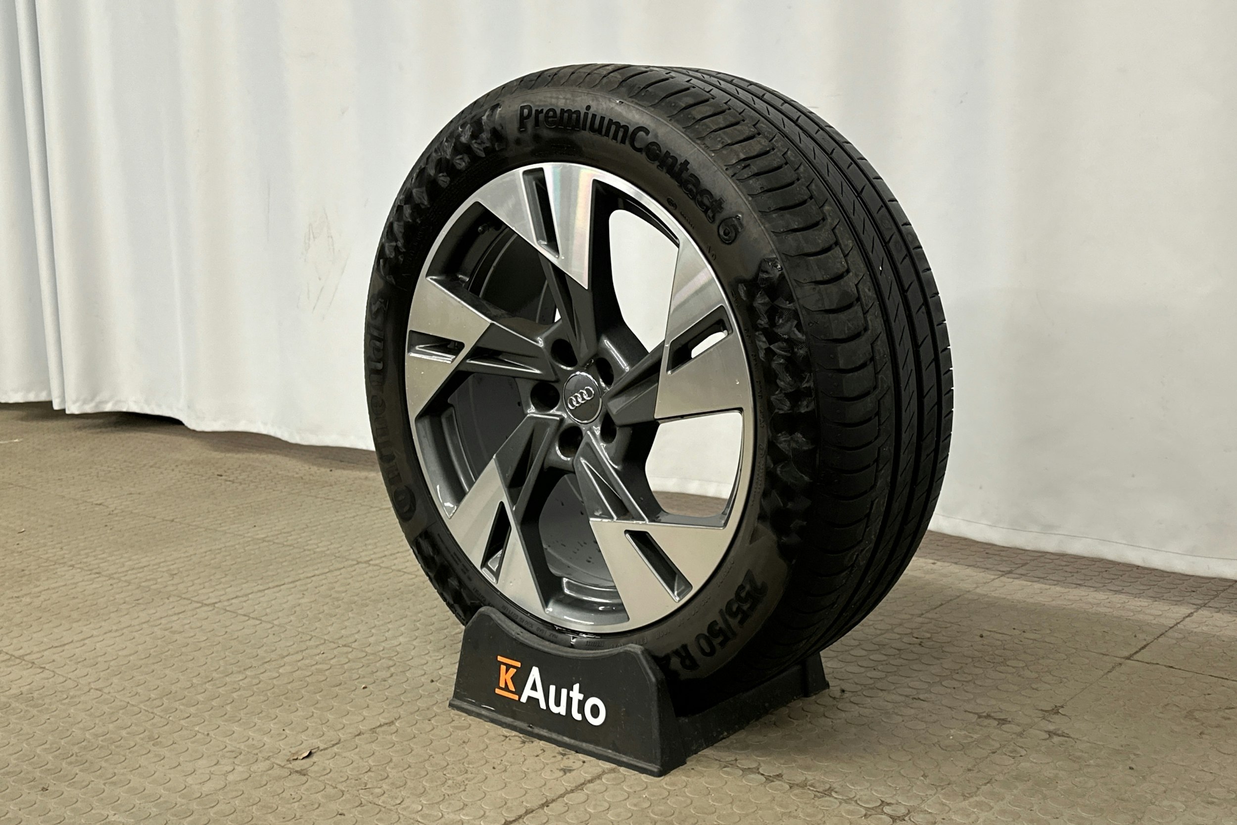 musta Audi e-tron 2022 kuva 10.