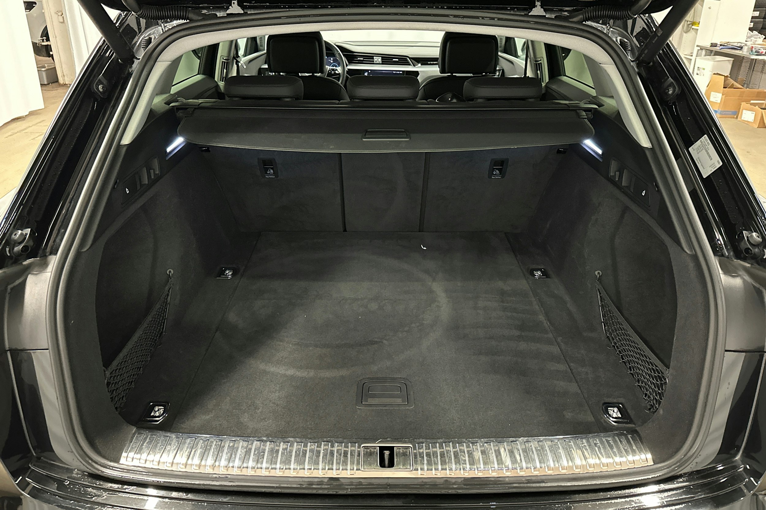 musta Audi e-tron 2022 kuva 11.