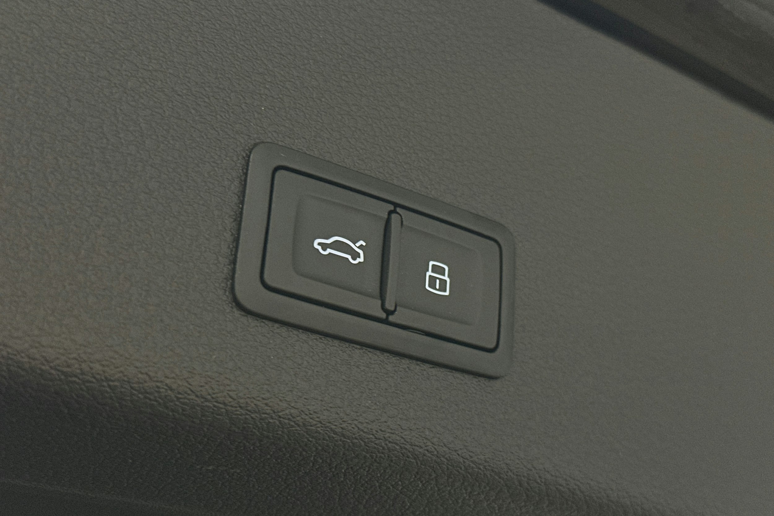 musta Audi e-tron 2022 kuva 12.