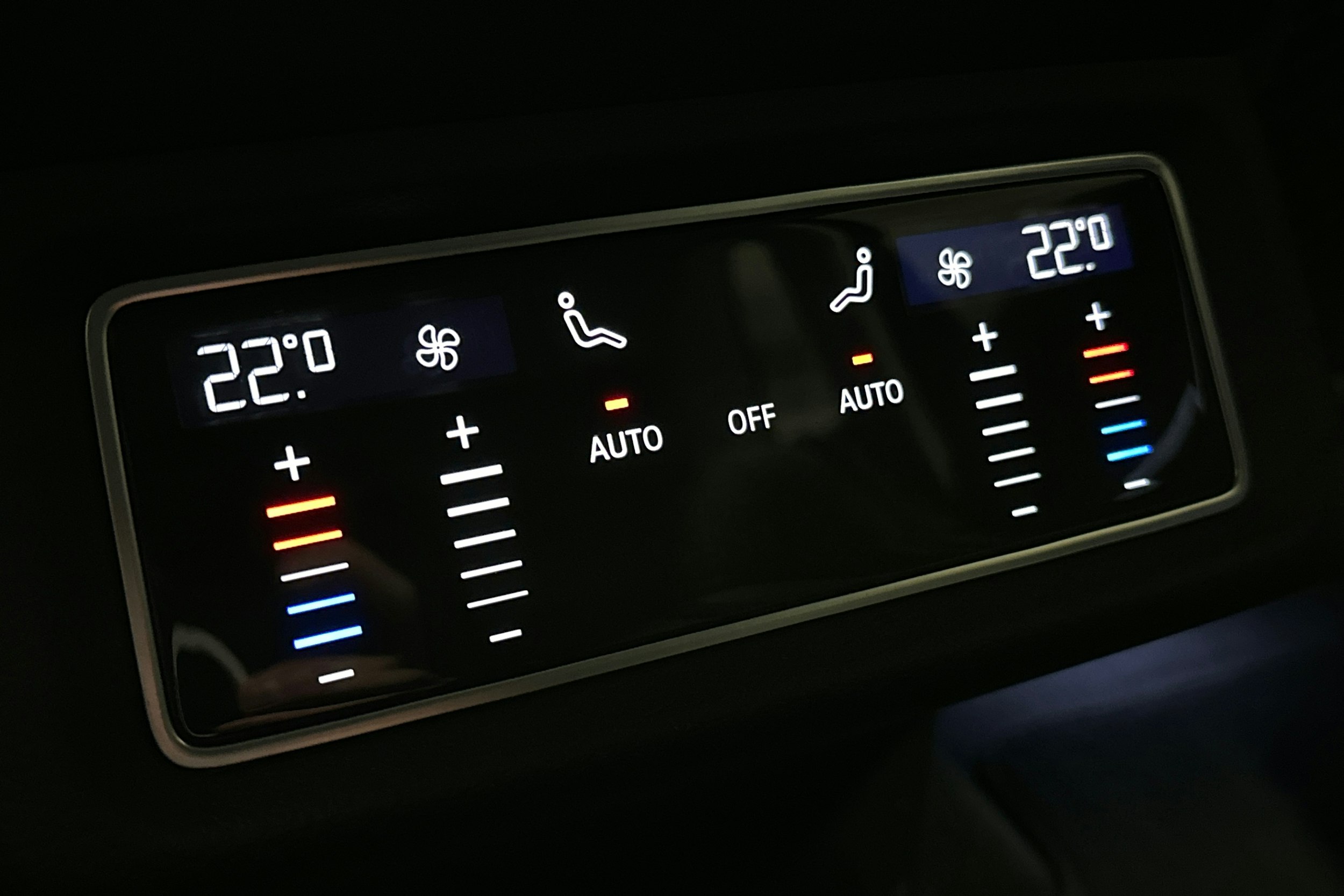 musta Audi e-tron 2022 kuva 13.