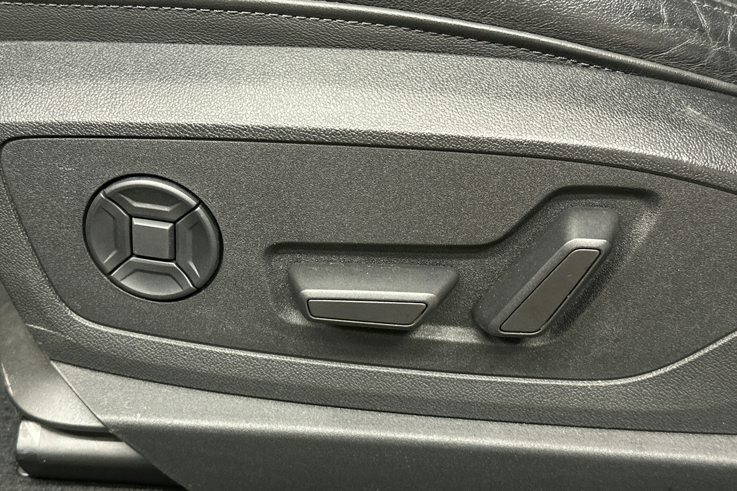 musta Audi e-tron 2022 kuva 15.