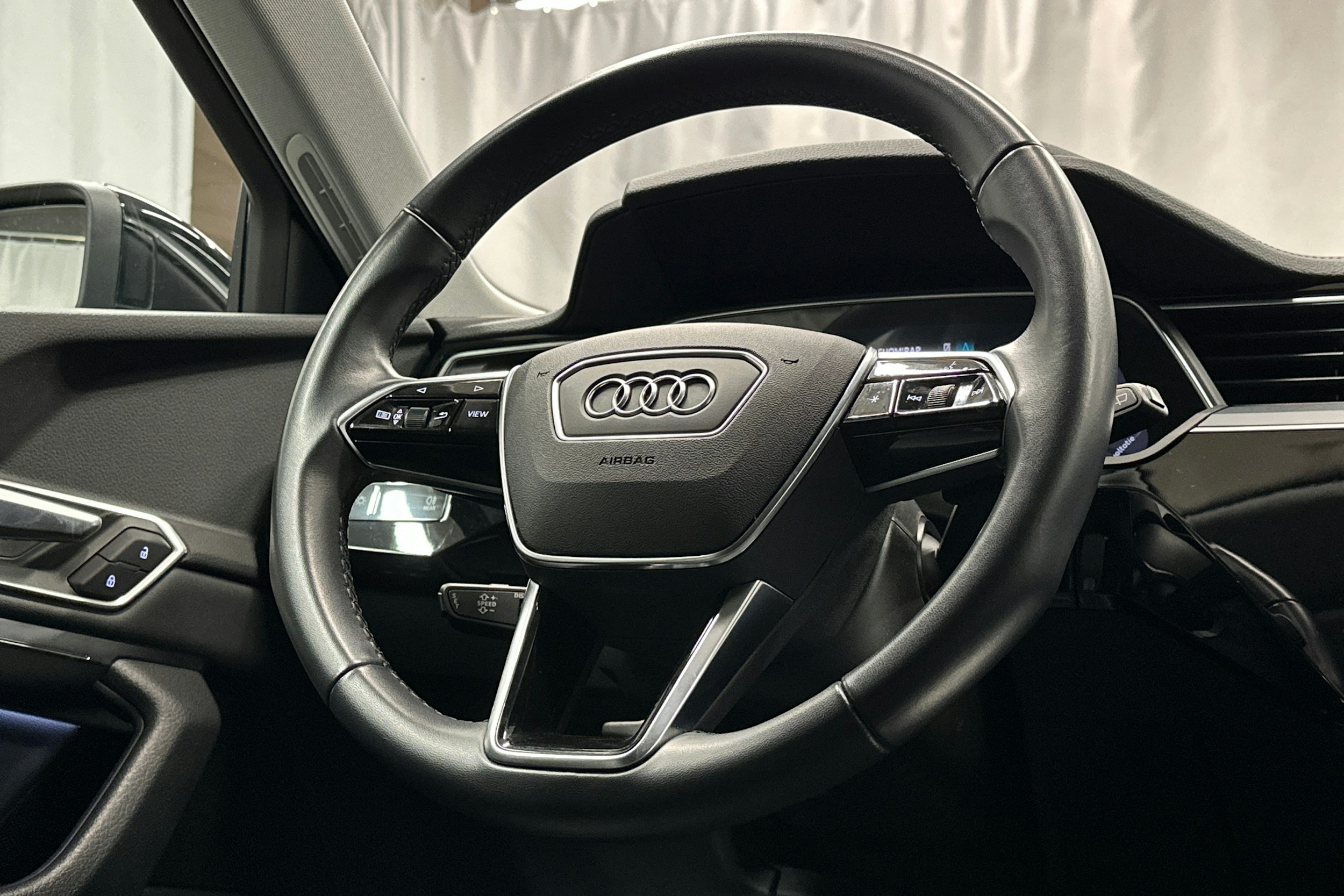 musta Audi e-tron 2022 kuva 17.