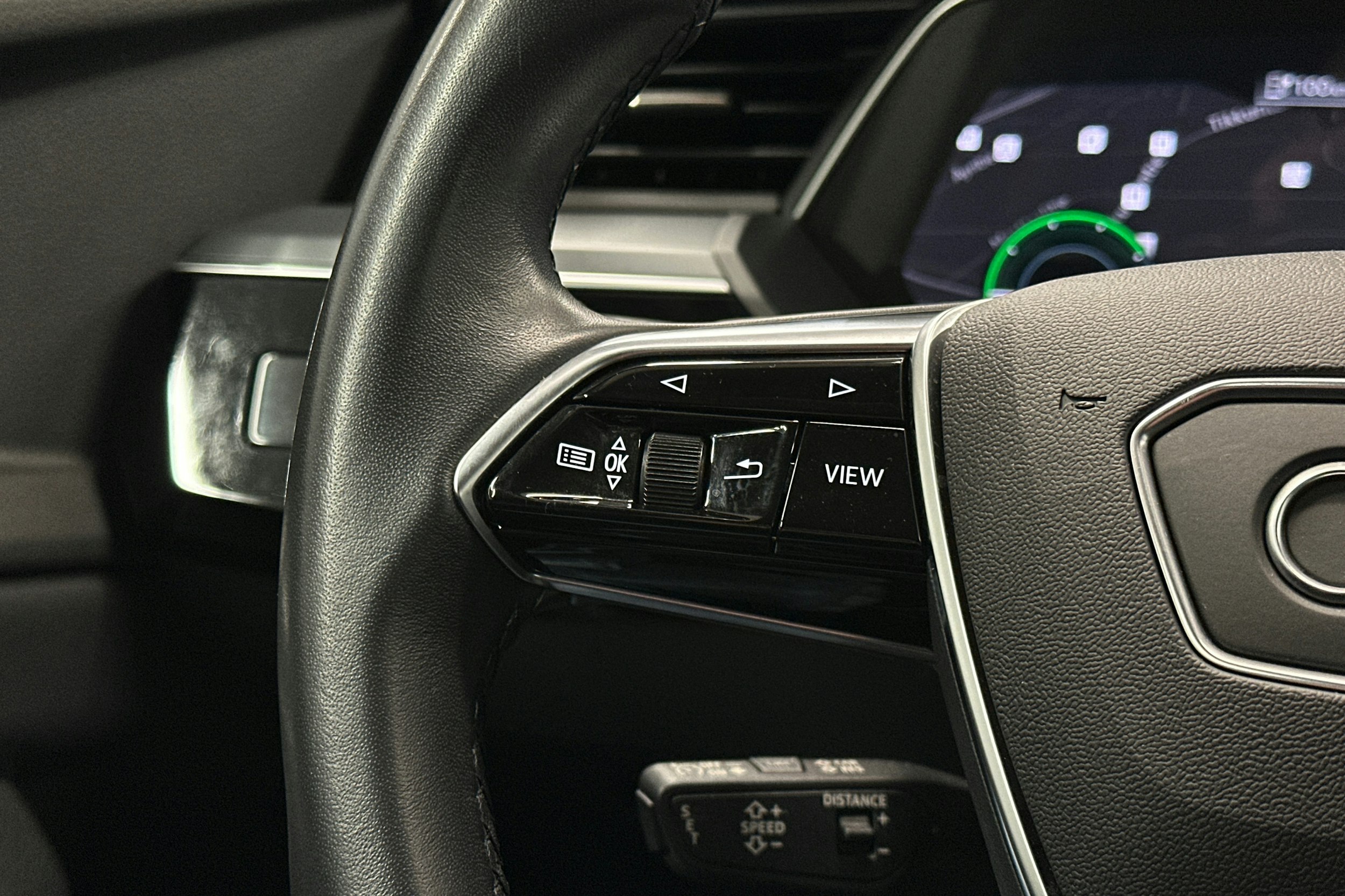 musta Audi e-tron 2022 kuva 18.