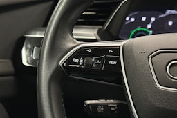 musta Audi e-tron 2022 kuva 18.