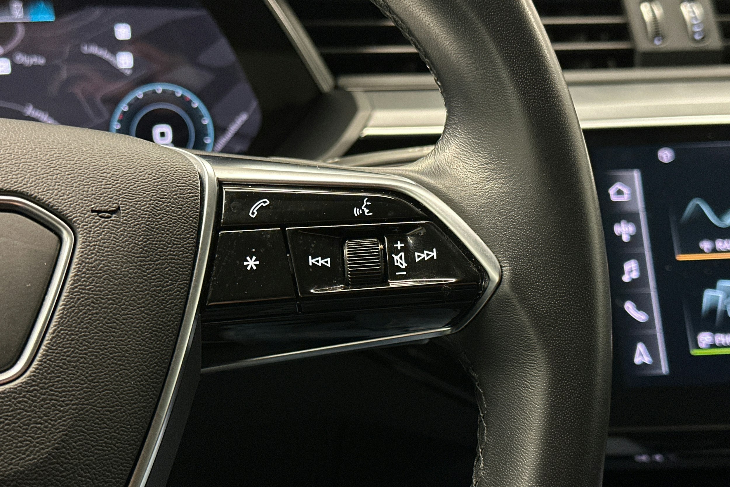 musta Audi e-tron 2022 kuva 19.