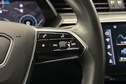 musta Audi e-tron 2022 kuva 19.