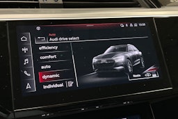 musta Audi e-tron 2022 kuva 25.