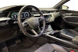 musta Audi e-tron 2022 kuva 7.