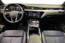 musta Audi e-tron 2022 kuva 9.