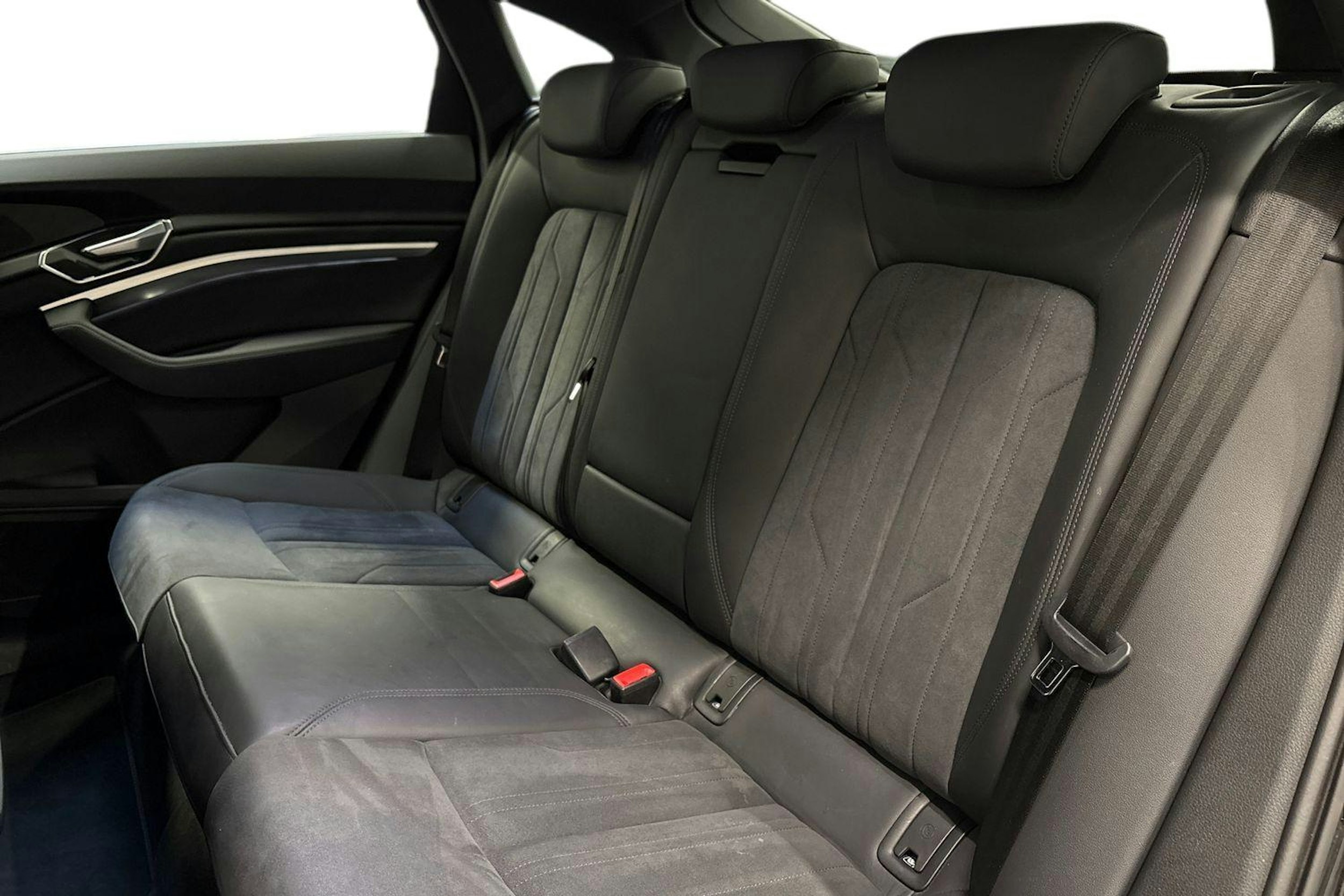 musta Audi e-tron 2022 kuva 10.