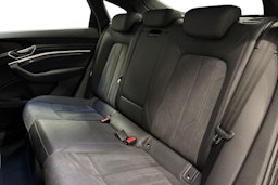 musta Audi e-tron 2022 kuva 10.