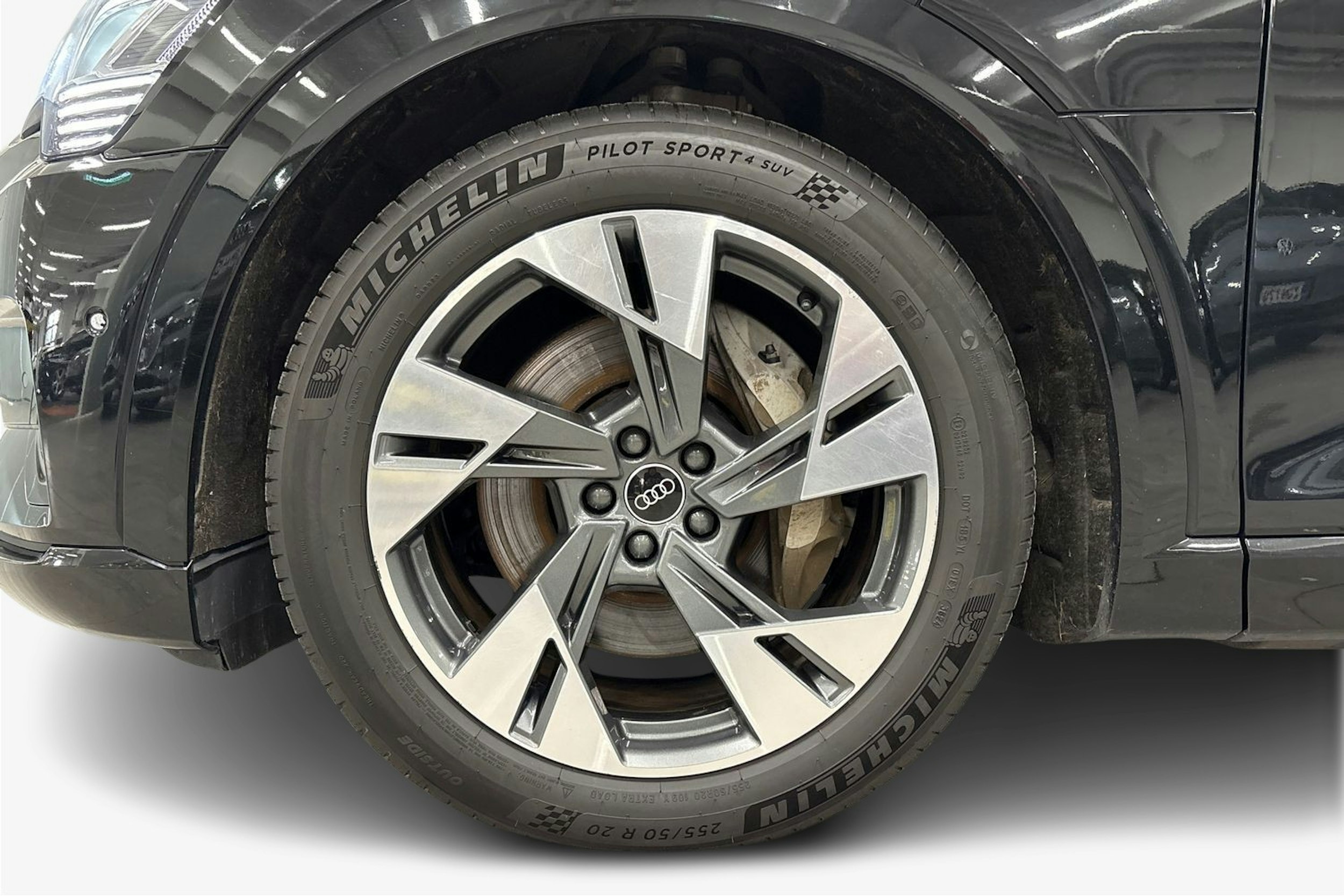 musta Audi e-tron 2022 kuva 11.