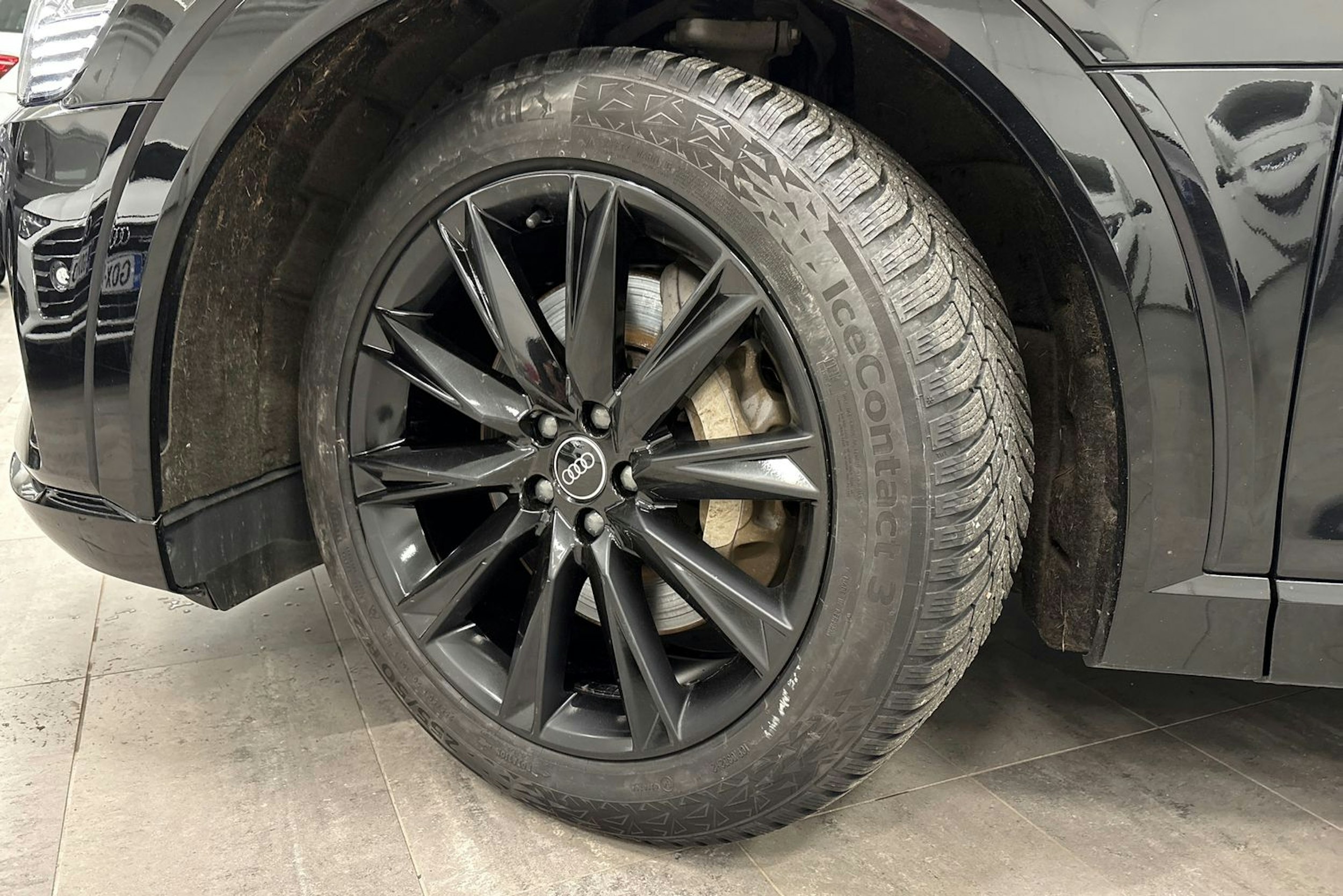 musta Audi e-tron 2022 kuva 13.