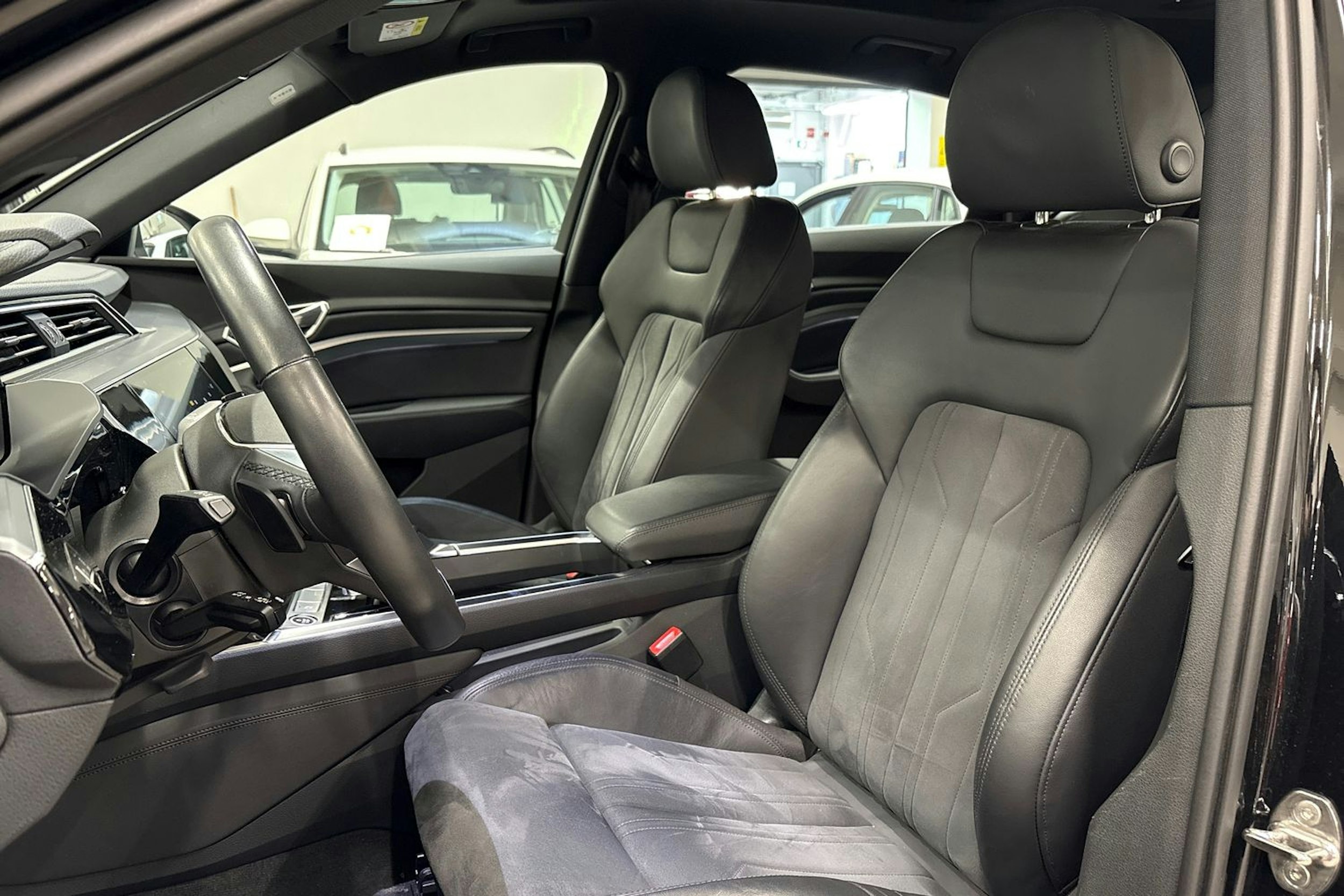 musta Audi e-tron 2022 kuva 14.