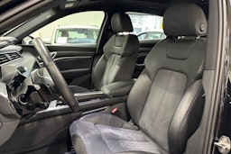 musta Audi e-tron 2022 kuva 14.