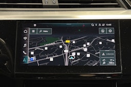 musta Audi e-tron 2022 kuva 15.