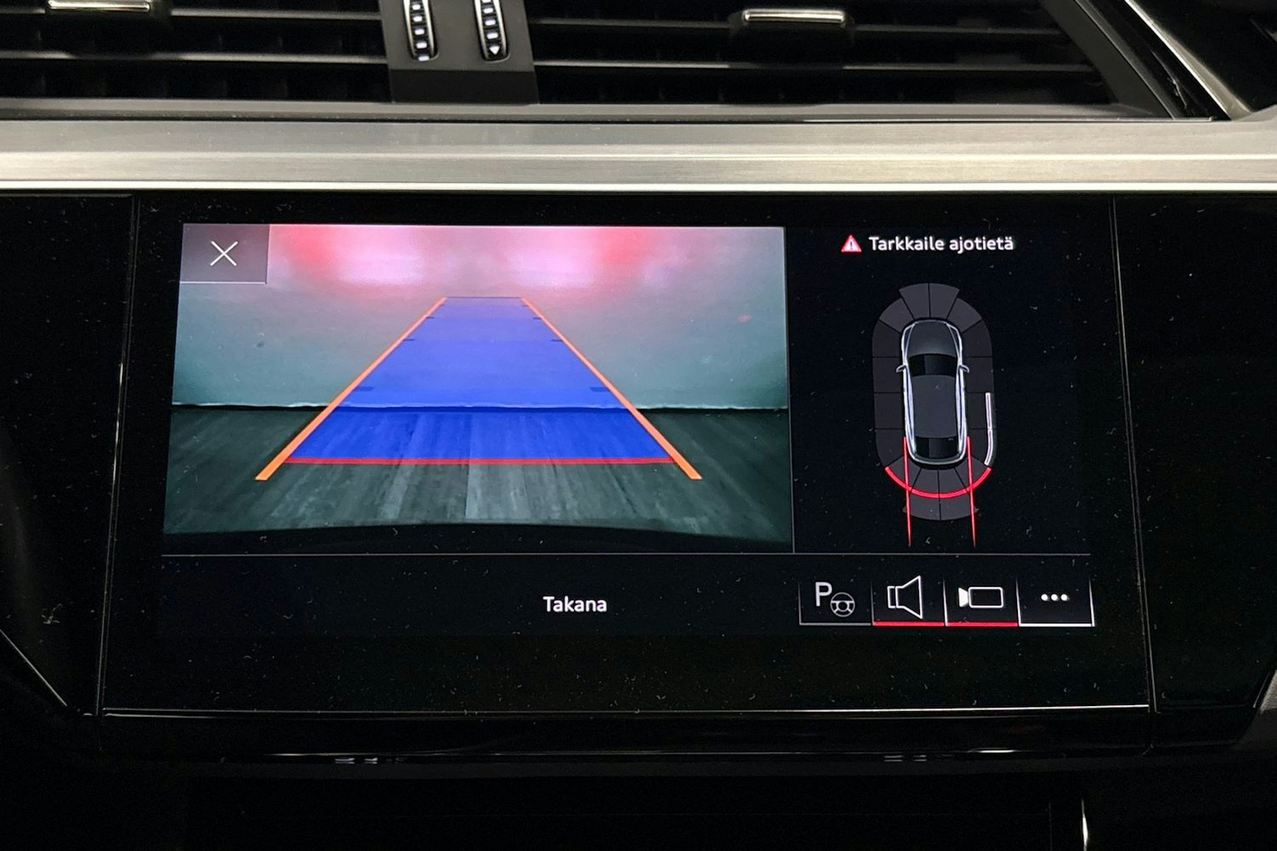 musta Audi e-tron 2022 kuva 16.