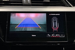 musta Audi e-tron 2022 kuva 16.