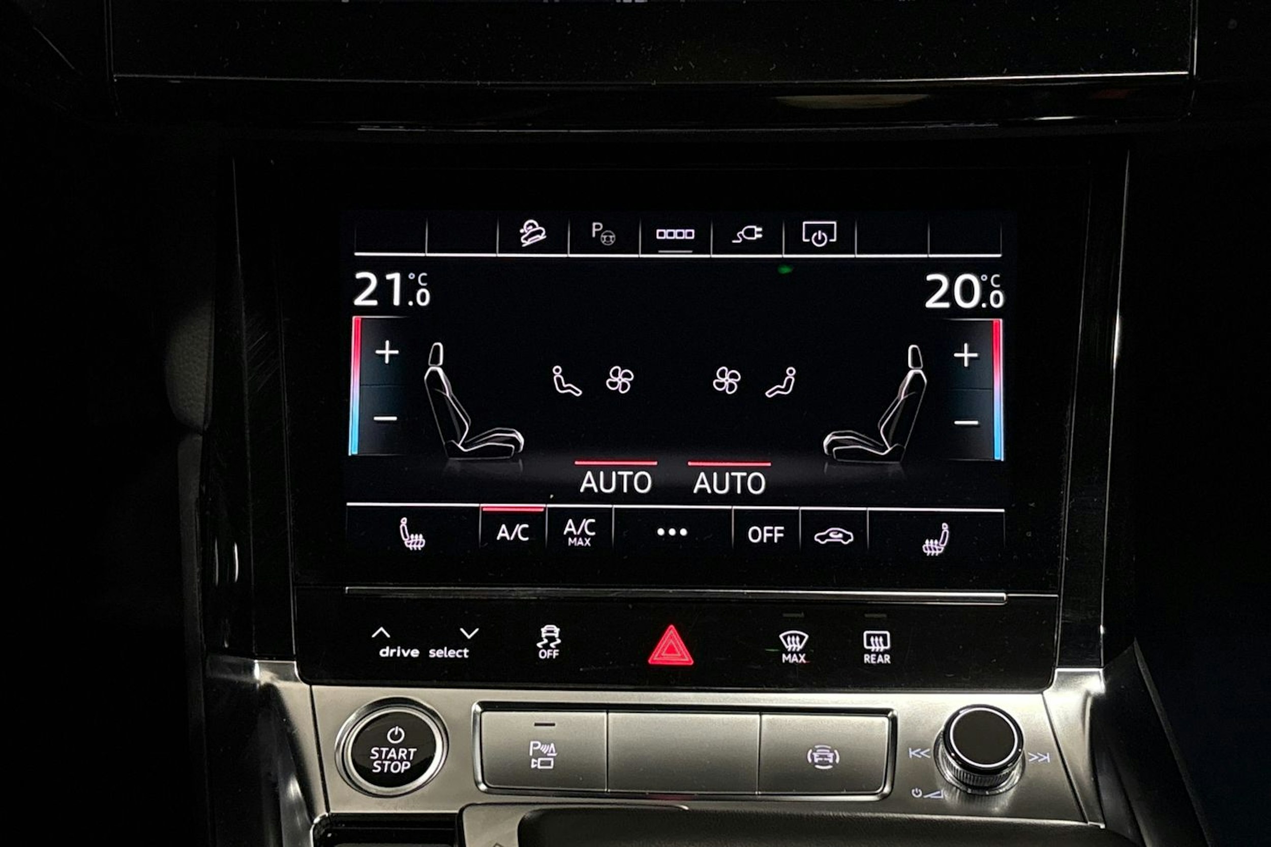 musta Audi e-tron 2022 kuva 17.