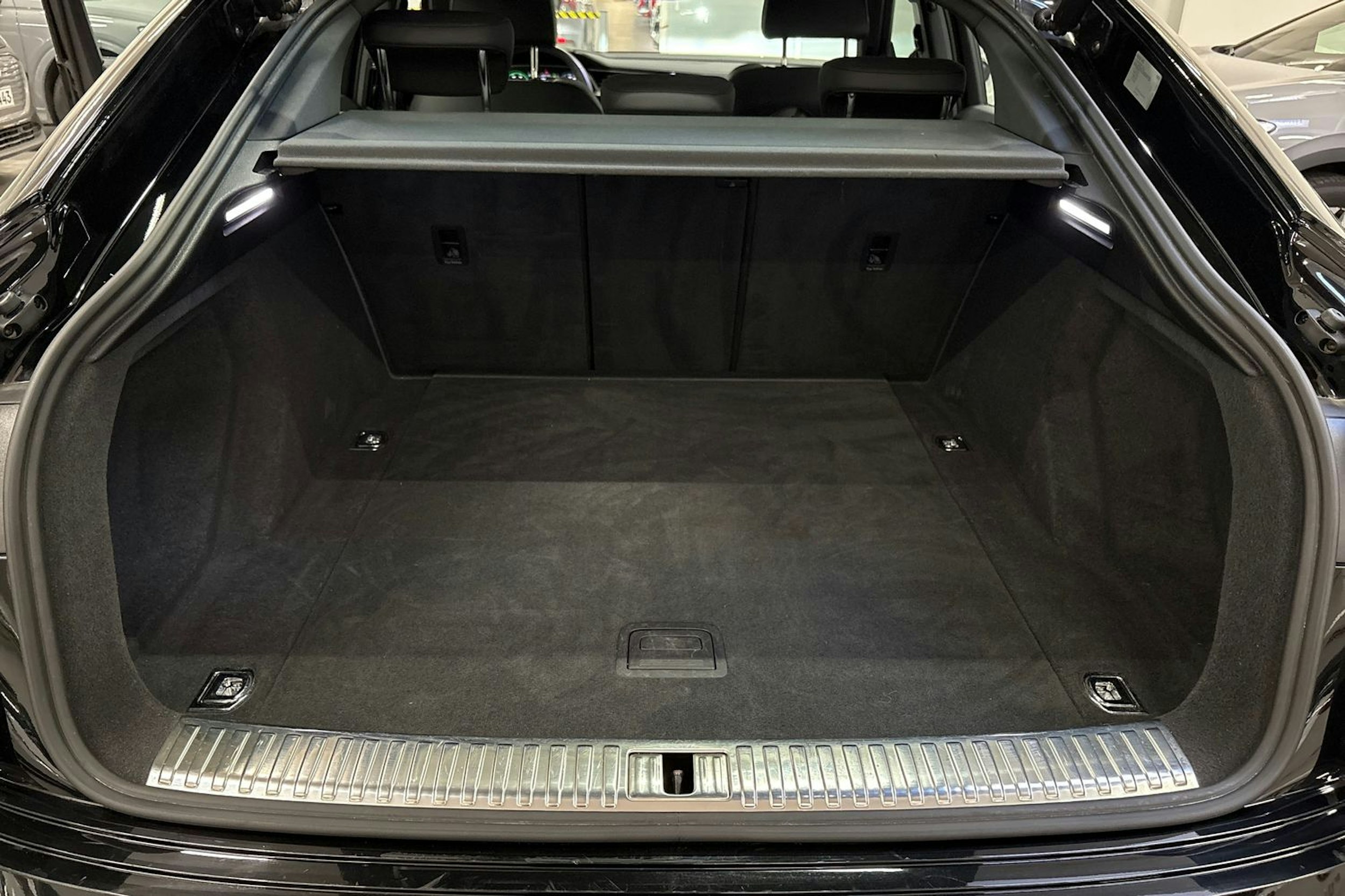 musta Audi e-tron 2022 kuva 18.