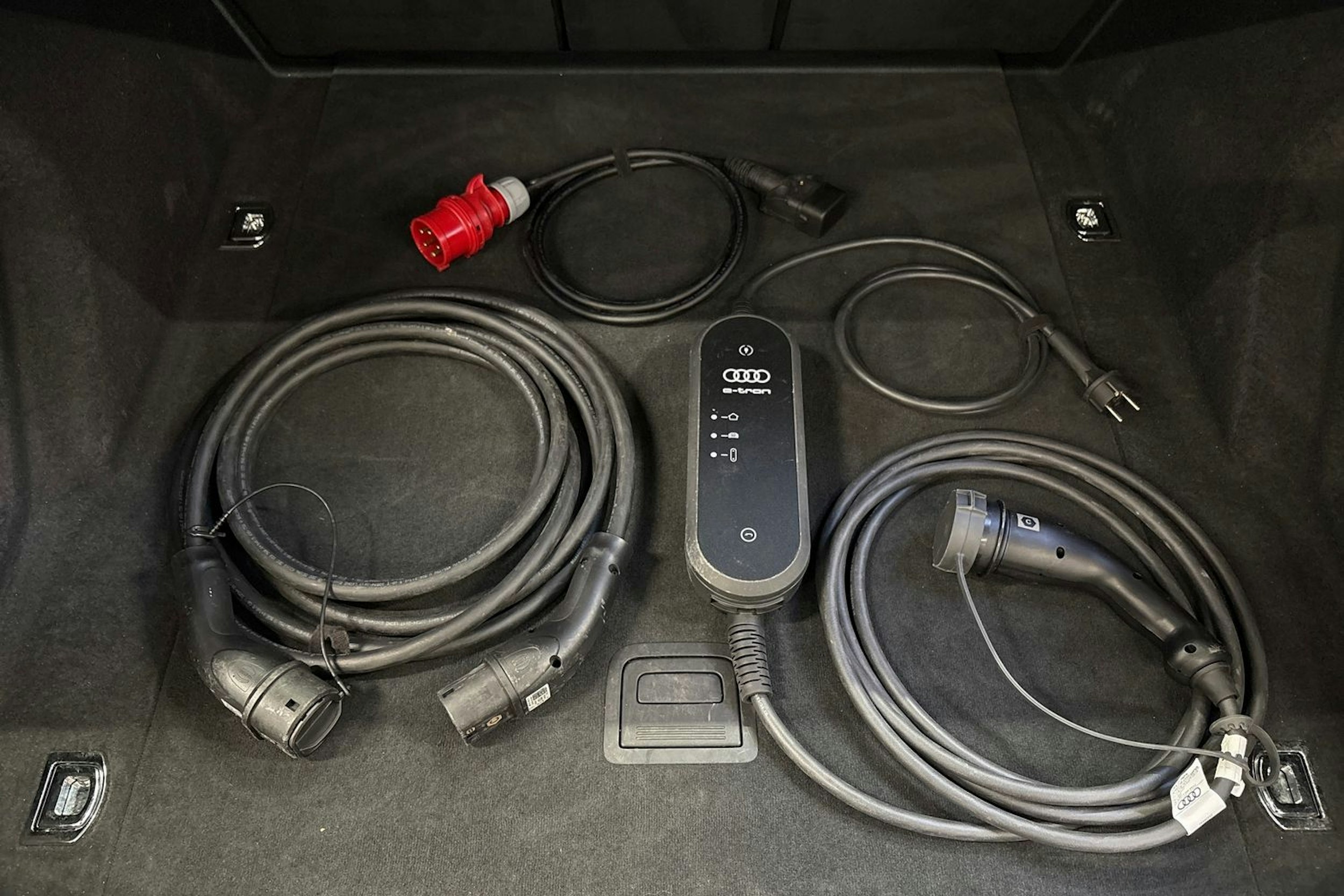 musta Audi e-tron 2022 kuva 20.